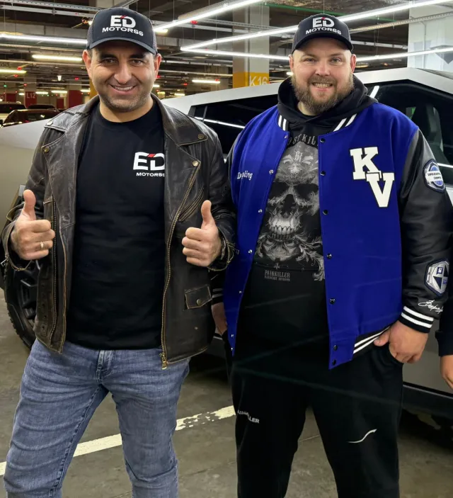 Василий «Пельмень» с Эдуардом на выдаче автомобиля